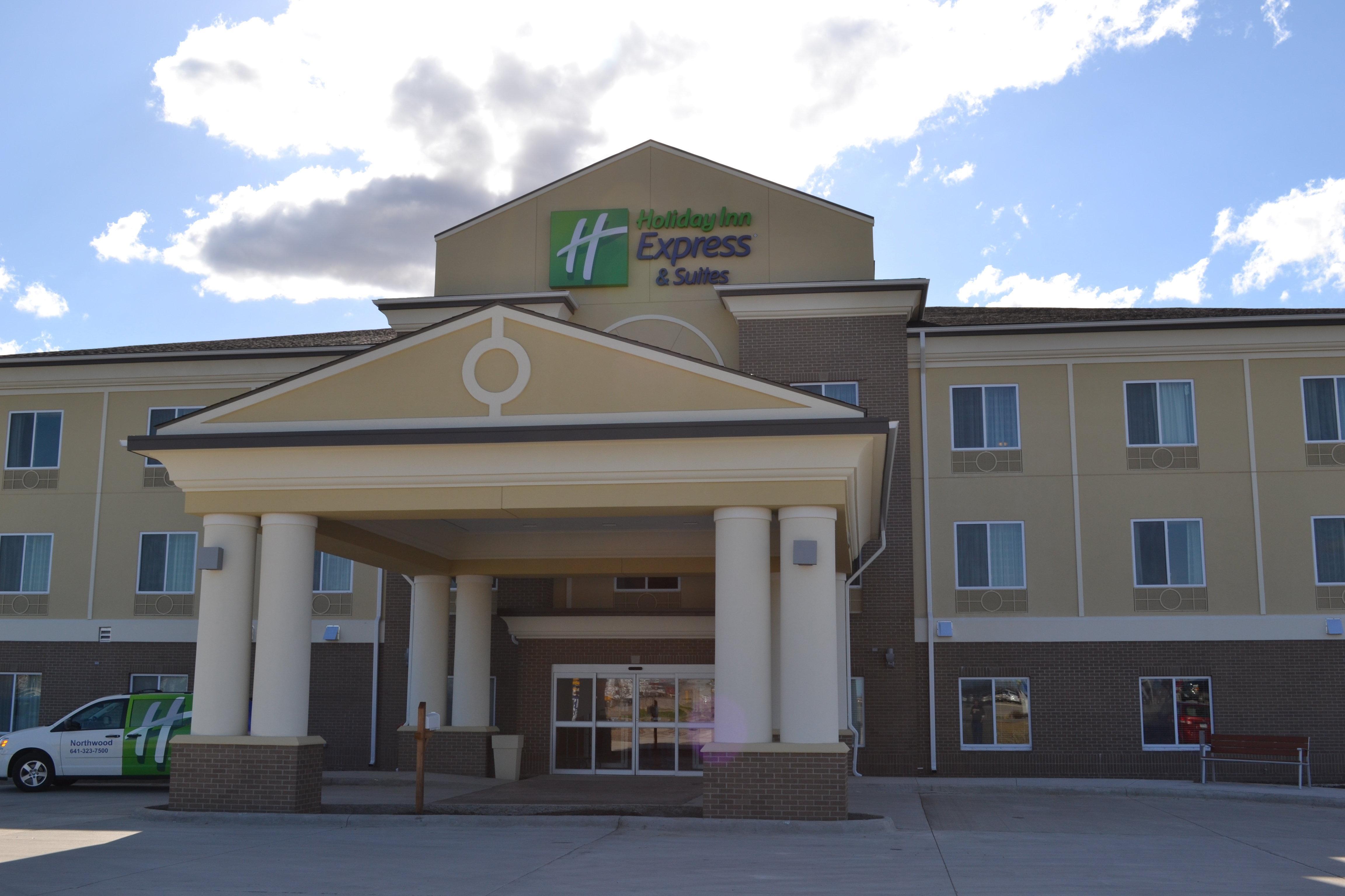 Holiday Inn Express & Suites Northwood By Ihg Silver Lake Exterior foto