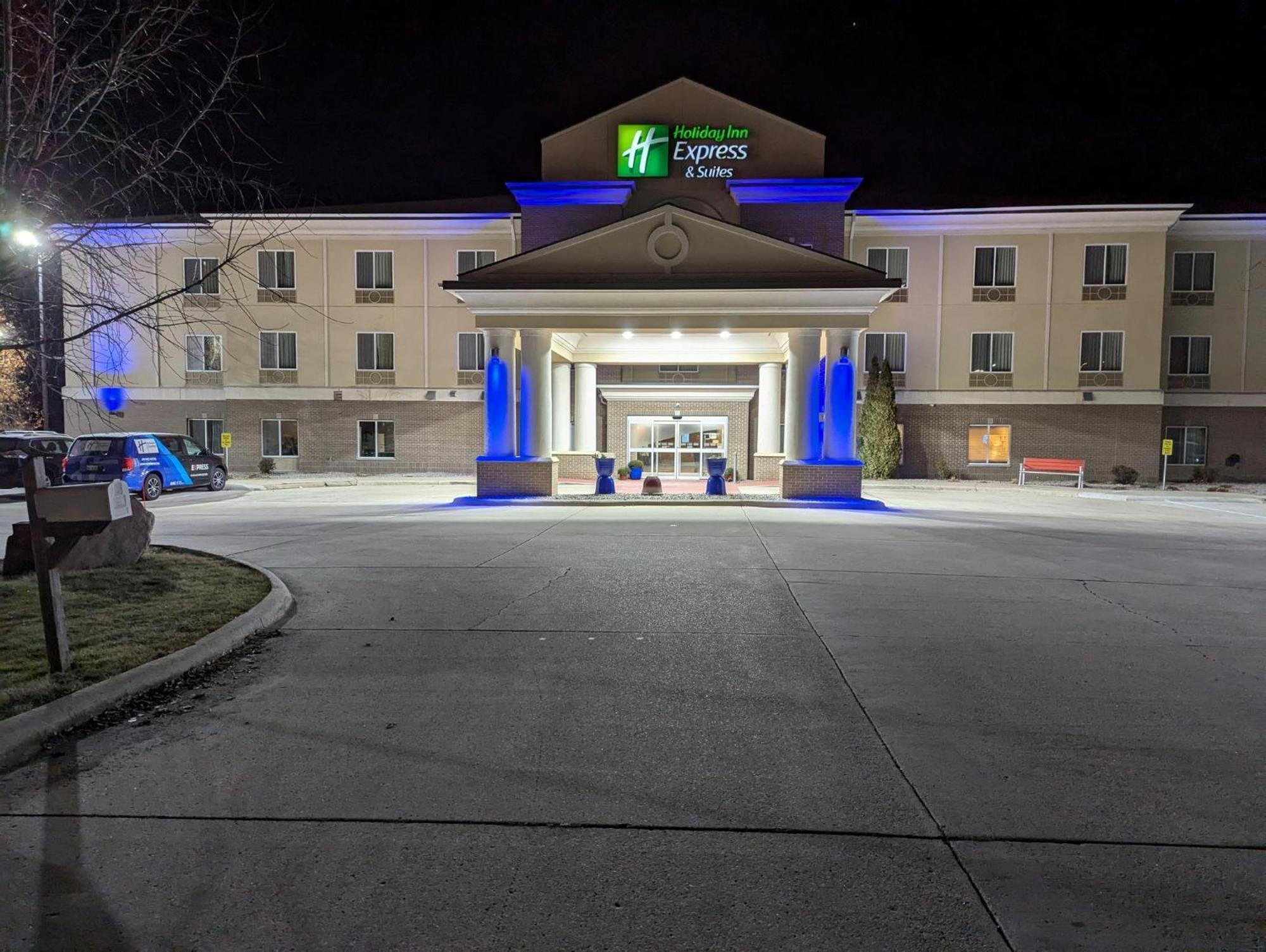 Holiday Inn Express & Suites Northwood By Ihg Silver Lake Exterior foto